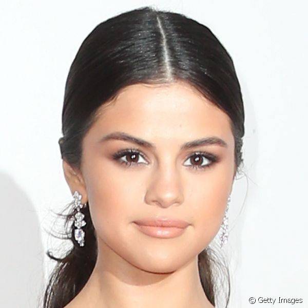 Morenas de pele clara e cabelos bem escuros como Selena Gomez podem apostar nas tonalidades de batom p?ssego, que deixam o visual leve e delicado